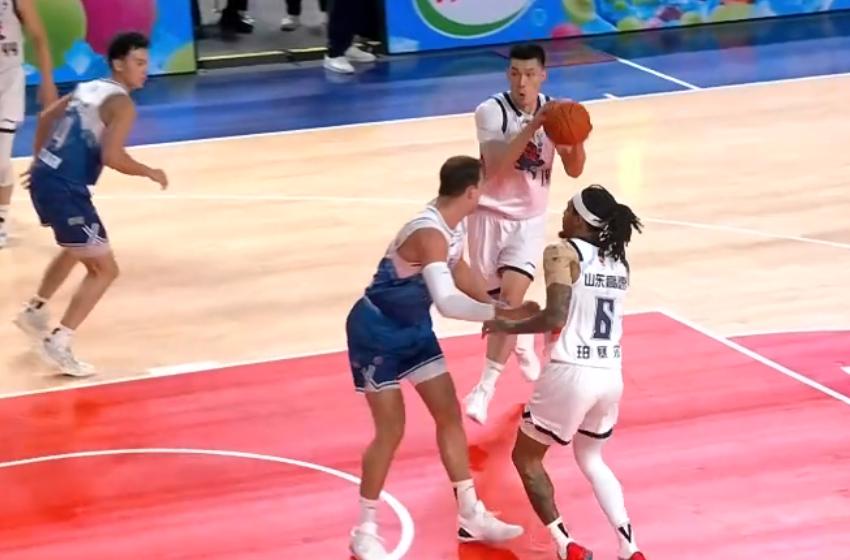 邱彪面对老东家，山东男篮7人上双大胜新疆20分！北京时间2026年3月25日，C