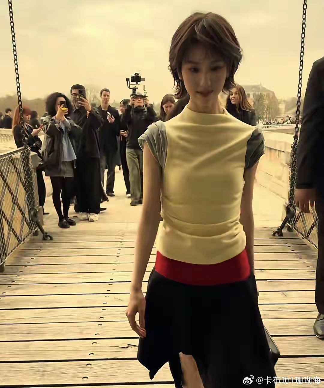 陈都灵一直以来都是长发造型。短发造型的陈都灵，着实是让人眼前一亮，俏皮又灵动，太