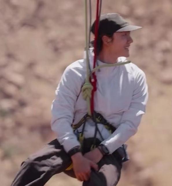 王一博被热搜调戏了一天一段户外运动的视频，上了《王一博捂裆》，《王一博小气了是