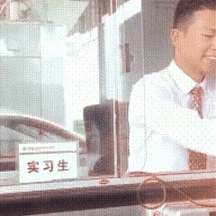 这也太形式化了那笑容就是比挤出来的还难看[捂脸哭]