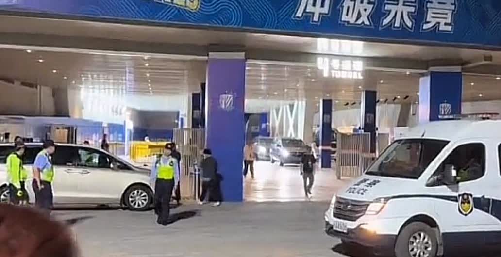 【申花球迷愤怒了】昨晚赛后，许多申花球迷久久不愿离去，他们顶着闷热的天气，守