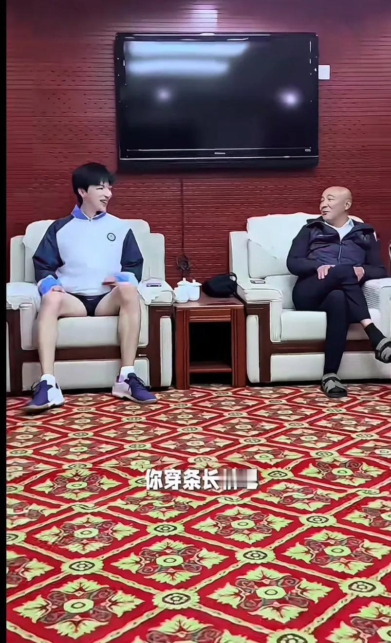 肖指去探班了你爸还穿着棉袄，你就穿短裤了[捂脸哭]穿长裤子怎么展示大长腿呢有