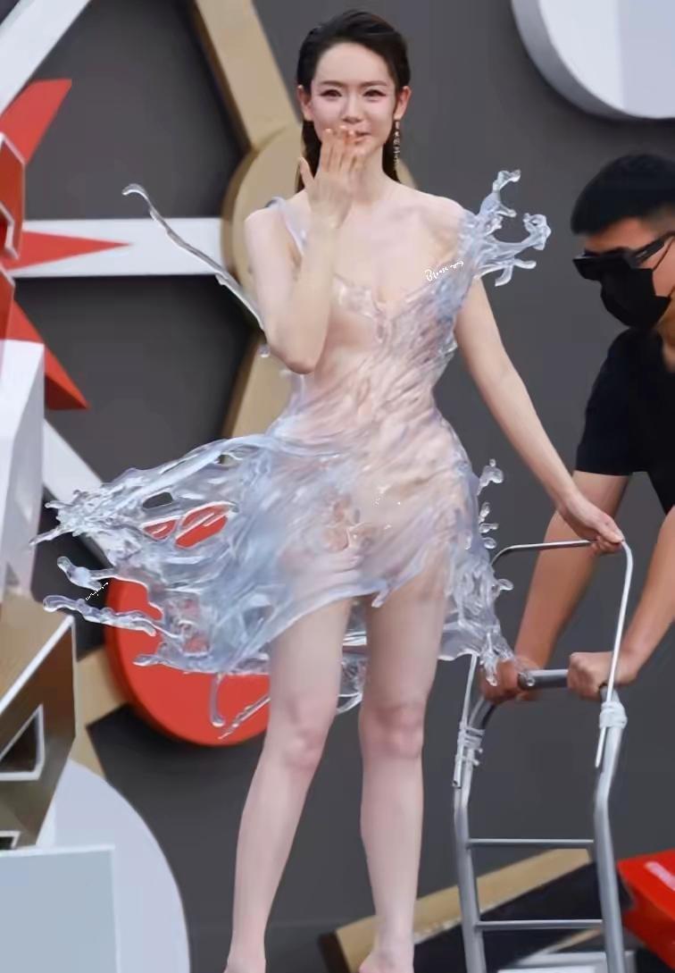 内娱确实不行了，衣服都越来越高清了。戚薇这次在芭莎之夜，穿了一条3D打印的水花