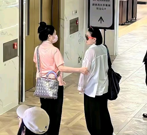 S妈终于从丧女之痛中走了出来，最近她被拍到和女儿小S，还有女婿许雅钧一块去香港旅游了。话说，小S老公
