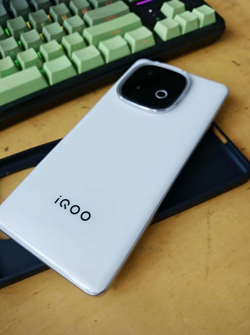 iQOOZ10Turbo+六边形战士石锤了。8000mAh大电池，天玑940