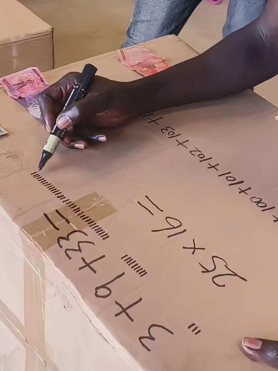 一个小哥在非洲街边，考当地人的加减乘除，能算出答案的给现金奖励。​这黑小伙勇敢