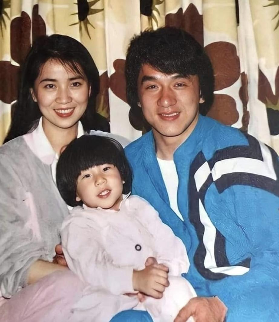 人老喜子。步入古稀之年的成龙也就此感慨万千。坦言自己不是个好父亲，但是个负