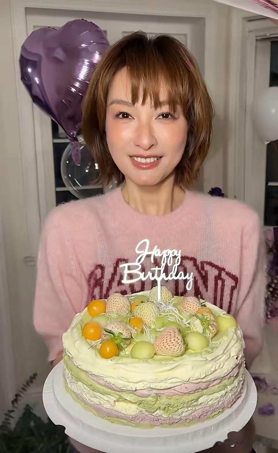 刷到吴昕43岁生日的照片，心里莫名有点酸。镜头里她看着还挺精致，笑着许愿的样