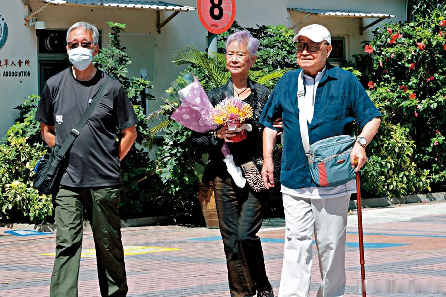 【市民专程跨区送别感谢服务香港初心】全国政协原副主席，香港特区第一任、第二任行政长官董建华逝世，特区