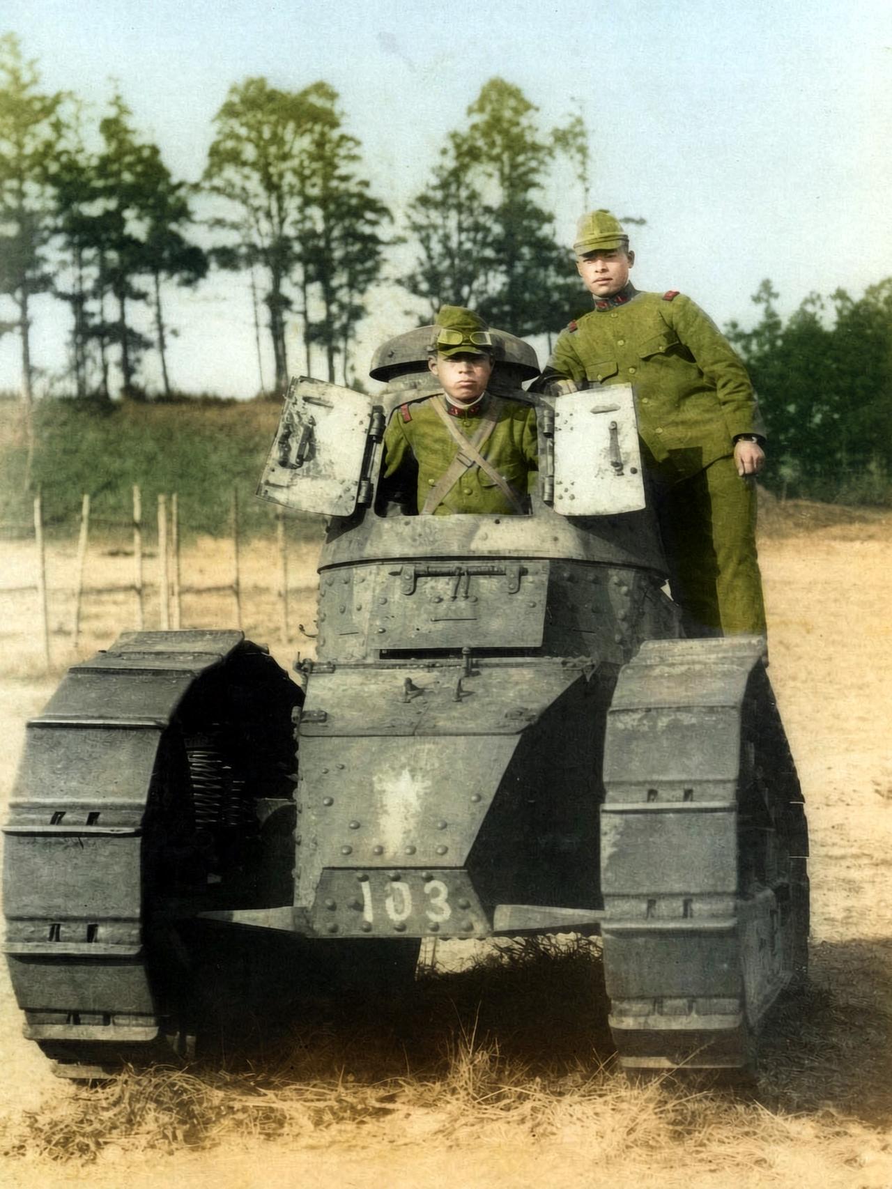 1931年9月19日，九一八事变次日，日军占领北大营后，两名日本兵爬上缴获的雷诺