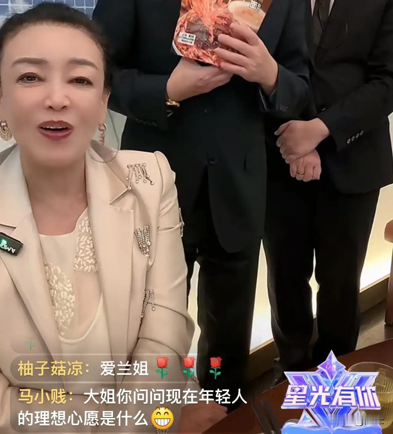 今晚张兰直播，黑子们又来挑事了！说:“老妖婆又出来表演了”，张兰从来不惯着毫不