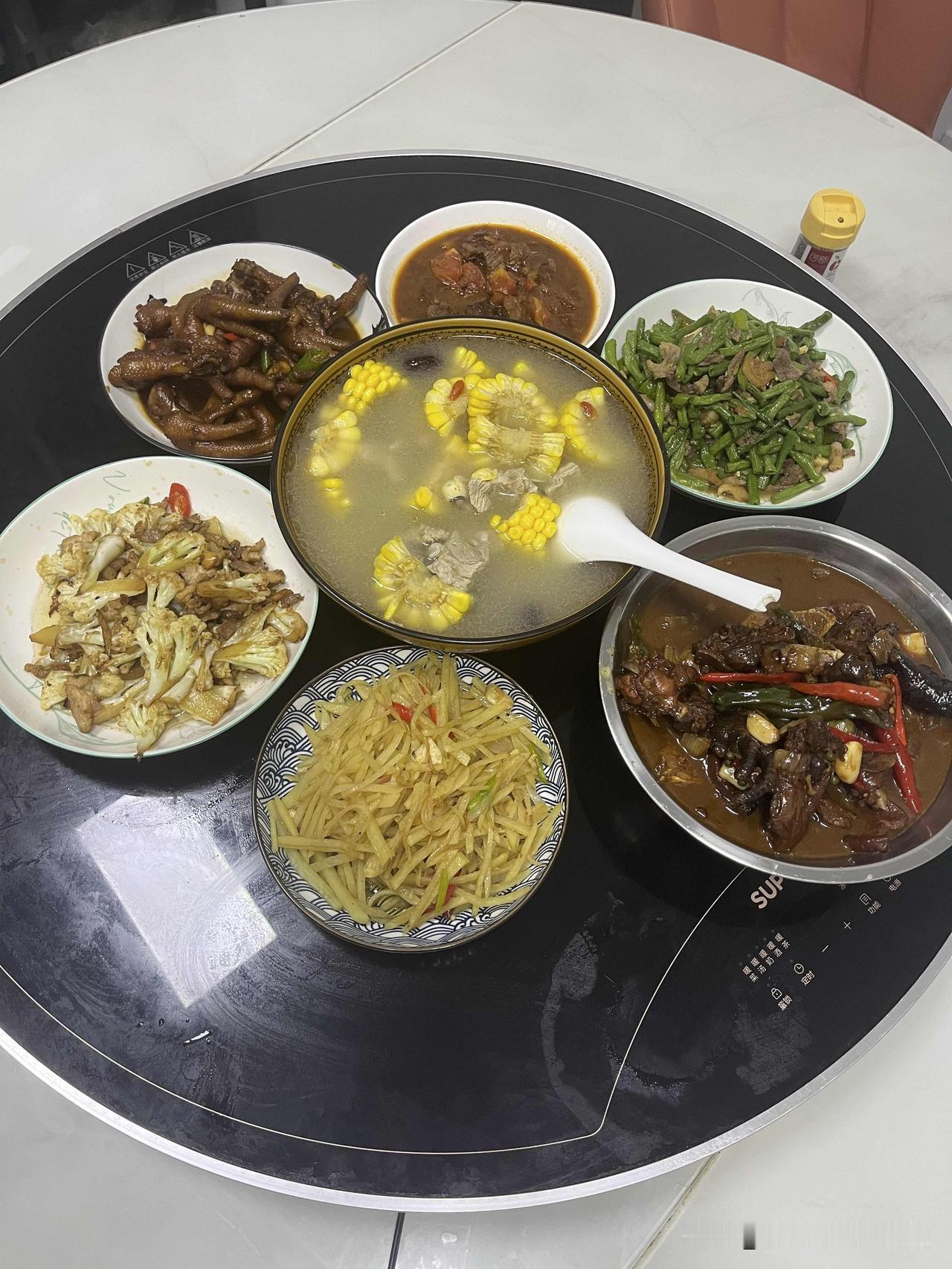 今天闹了个笑话。早上八点前，我就买好了中午要做的菜。到班上先搞好卫生后，再洗