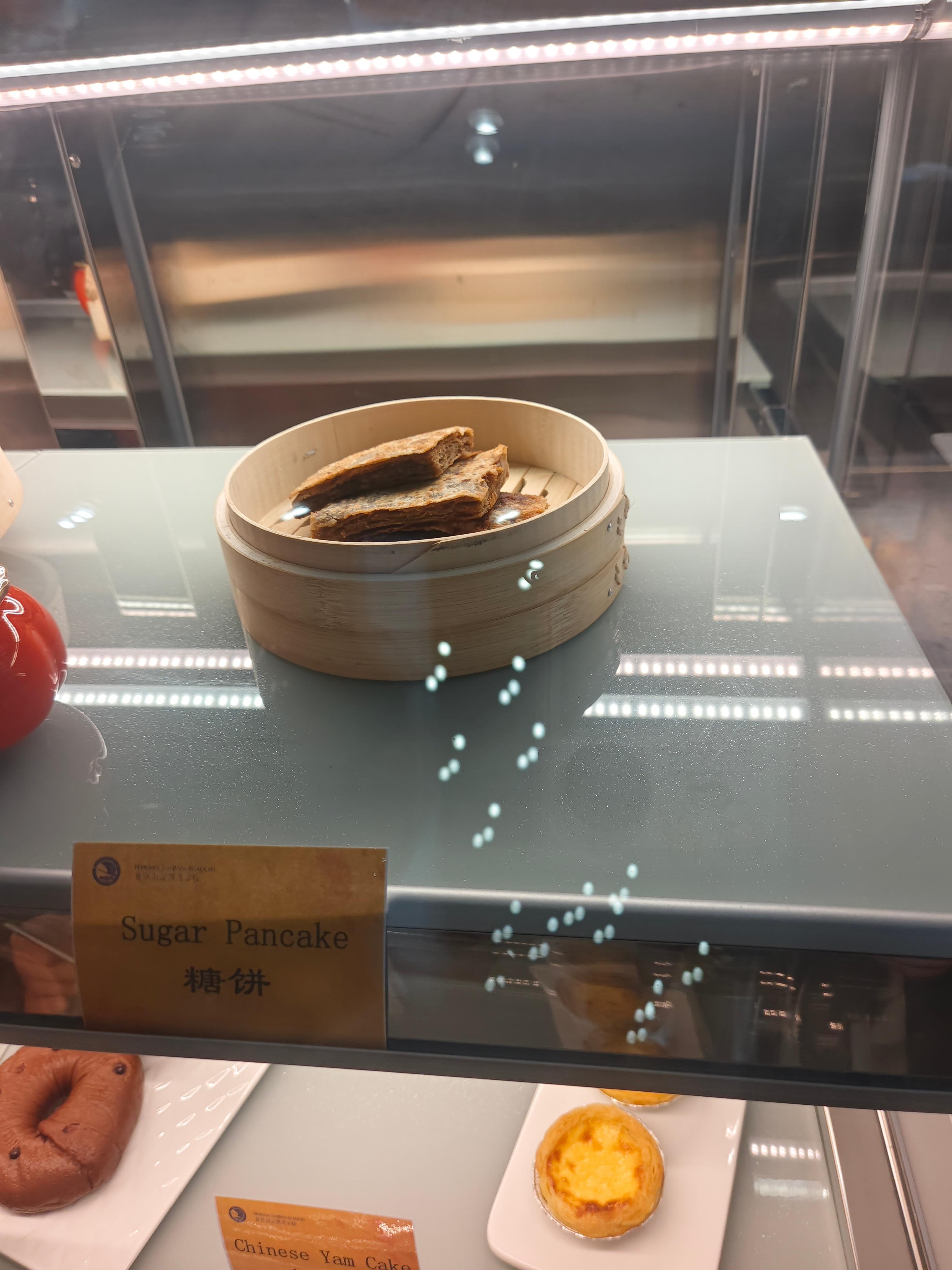 张小苗学校开了个咖啡店，每天放学的时候卖学校食堂做的点心和主食，他们这个食堂我之