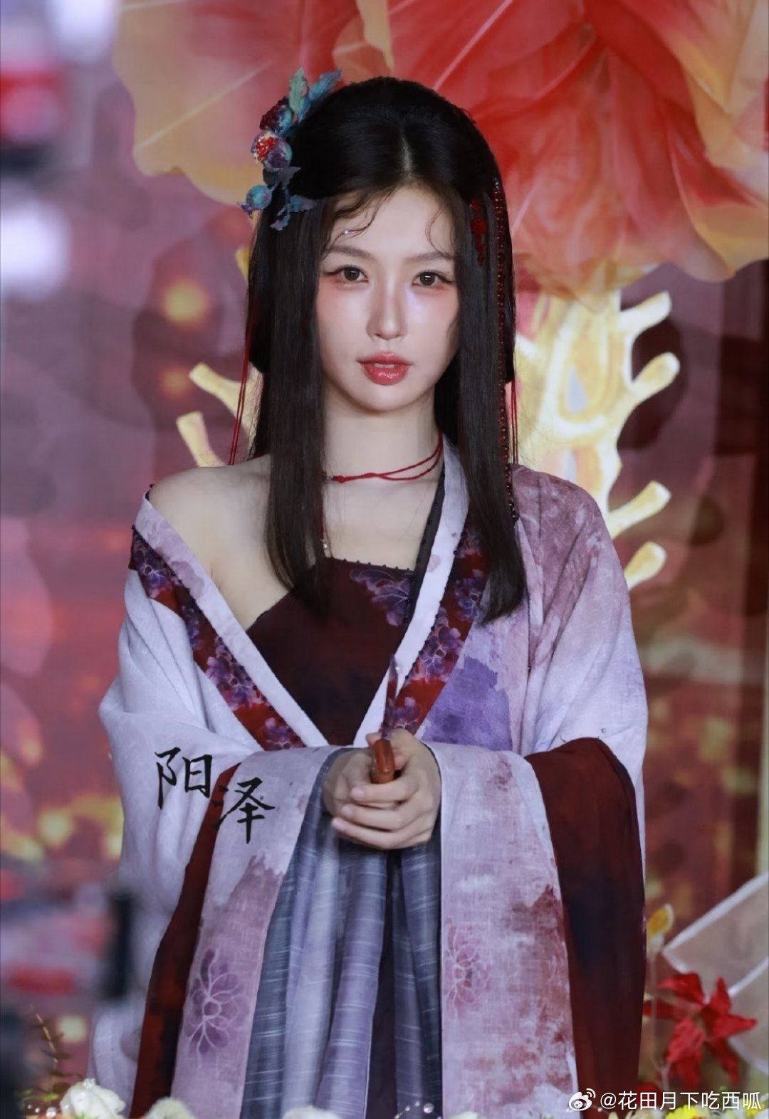 omg，虞书欣、白鹿两家因为同款蚌精人设问候上了，这是在？俩人造型也不一样啊、、