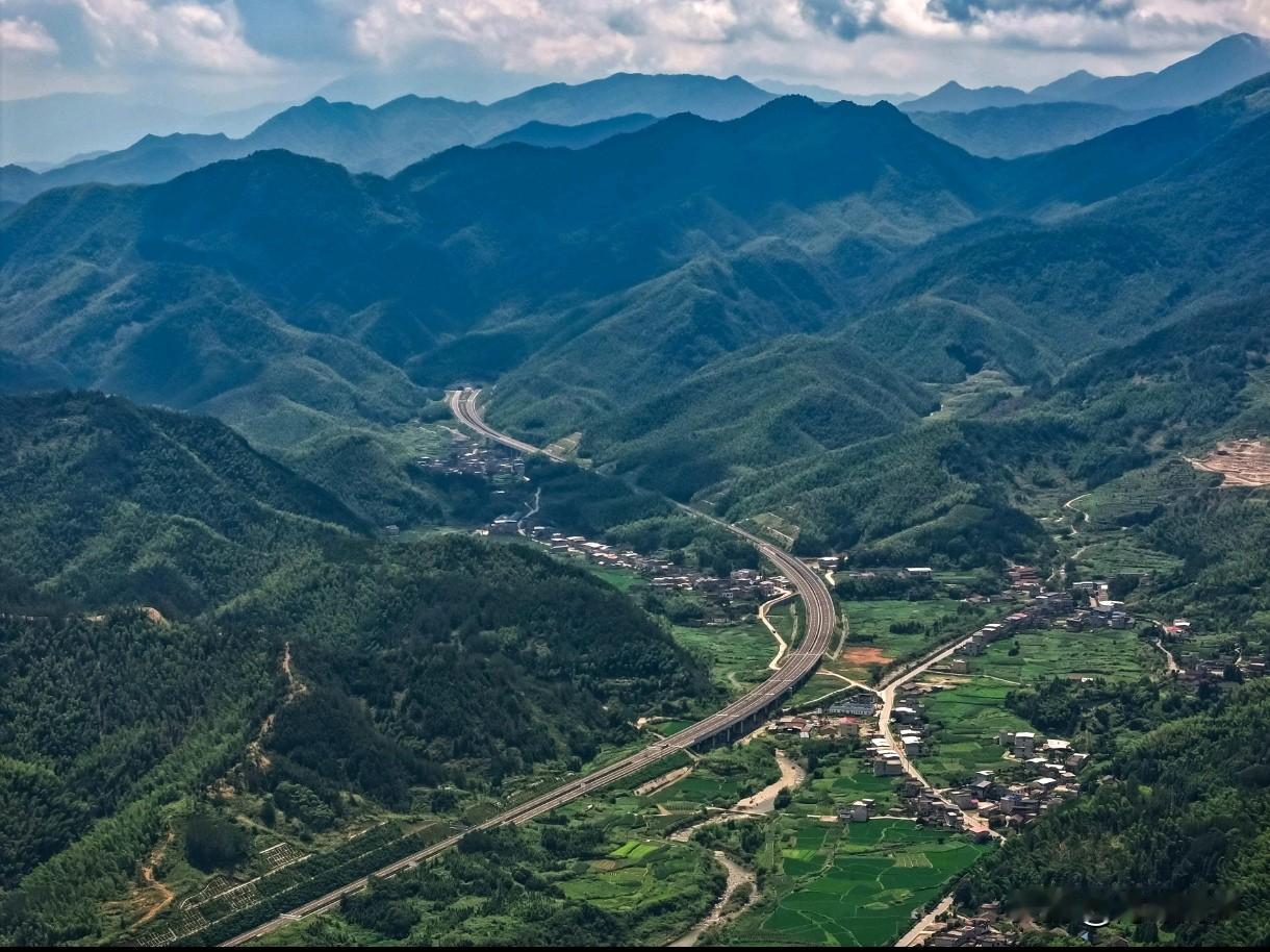 在舆论压力下，继稻城亚丁、神农顶之后，咸宁九宫山6.6号官方正式发文取消拦路收门