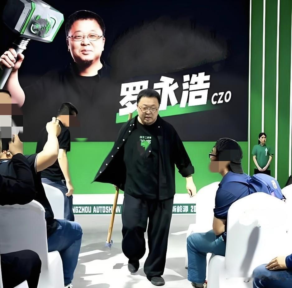 罗永浩又抡起大锤🔨，怒砸：“给老太太换了两次电视机她都用不明白，对，包括所