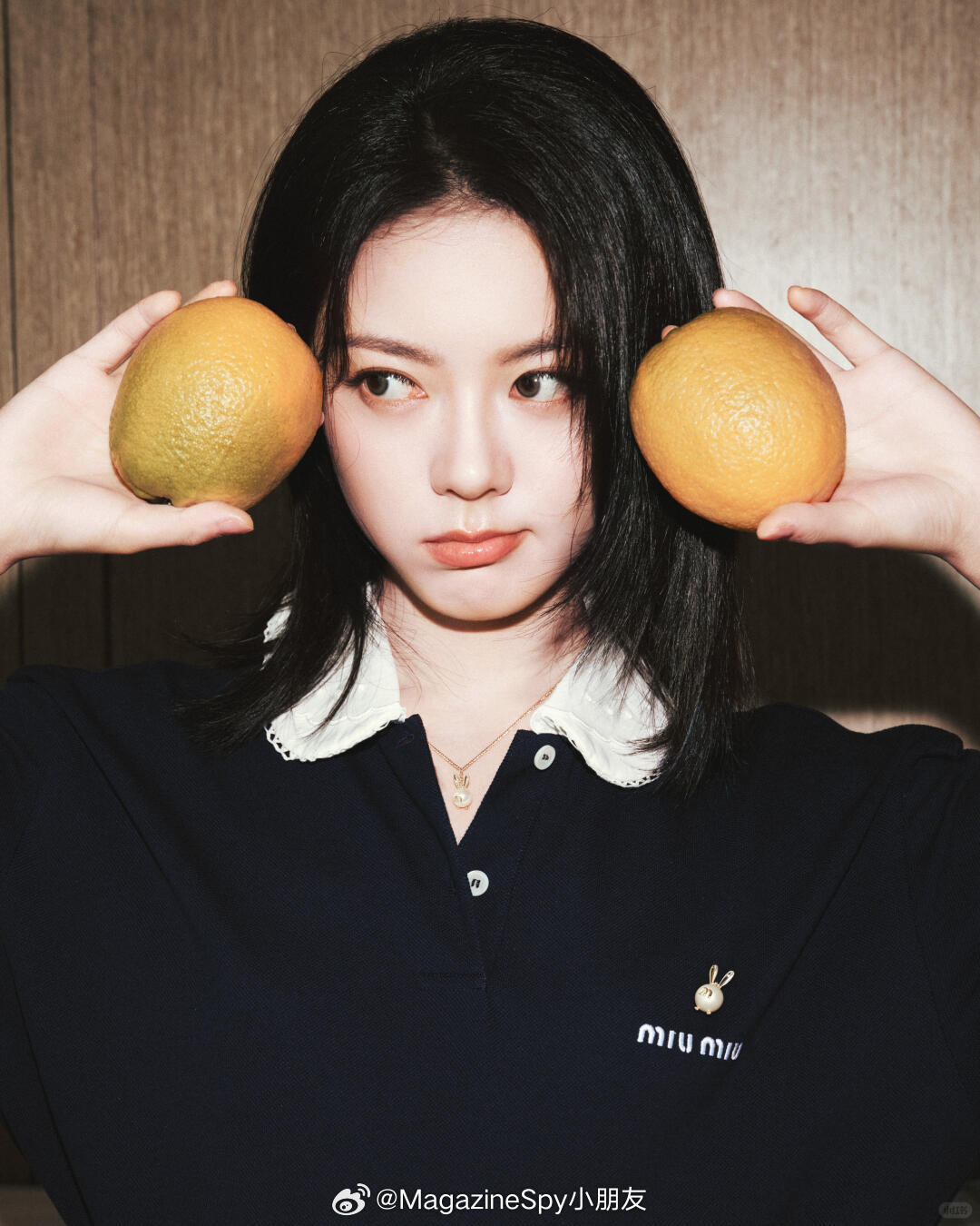 赵今麦最新营业，身穿MiuMiu2026夏日系列，藏蓝Polo衫搭配格纹半