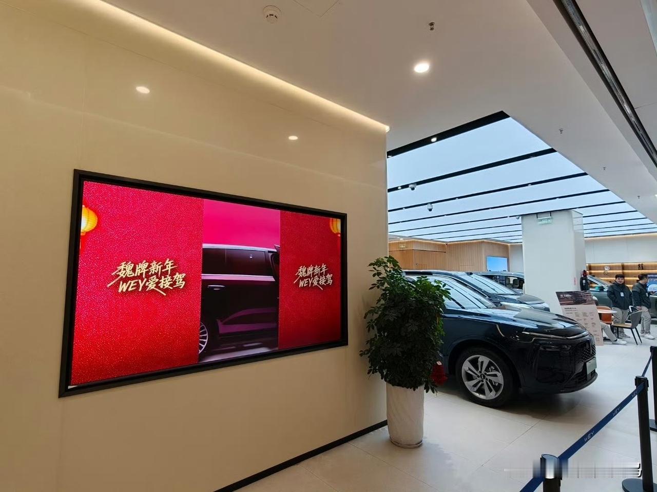 我们这里的长城魏牌门店，已经把魏建军的视频放在进门的屏幕上循环播放，搭配上WEY