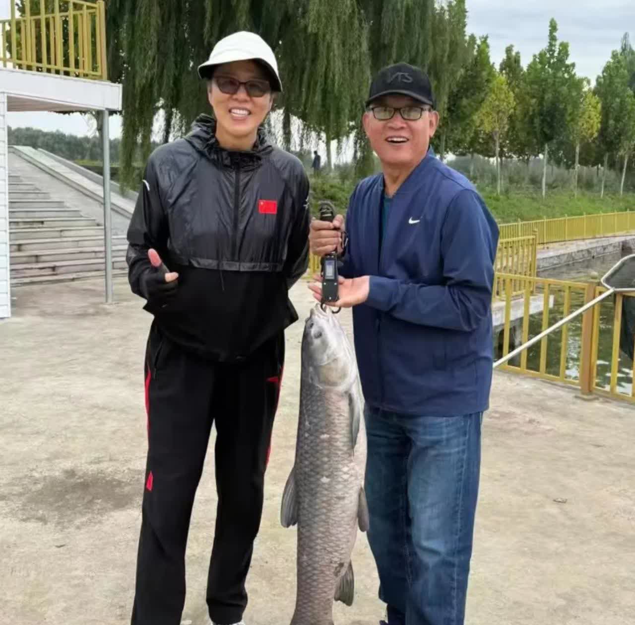 65岁的郎平，和二婚老公在北京鱼塘钓鱼，两口子的退休生活真惬意！郎平一连
