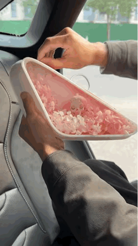 华东车讯在三角窗安装这个的司机，一定是倒车不用回头看的，并线不用左右瞧的。