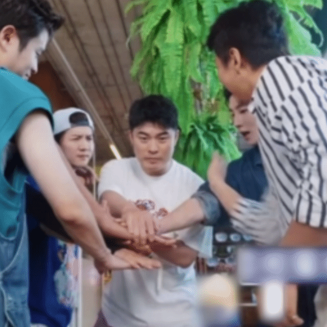 邓超陈赫扇脸又上新了哈哈哈哈哈内娱综艺里最没偶像包袱的一对老友，五哈第六季再度贡