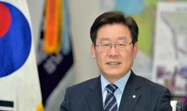 2024年3月，韩国在野党党首李在明在忠清南道唐津市传统市场拉票时，当着市民的面直接质问尹锡悦政府：