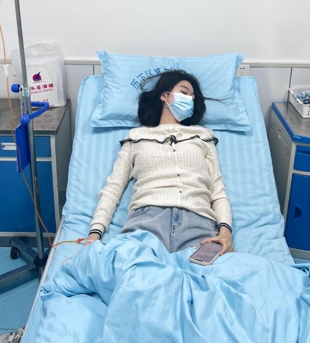 一个17岁的女孩，反复拉肚子前往医院就诊，肠镜结果出来，医生当场沉默。从肛门口延