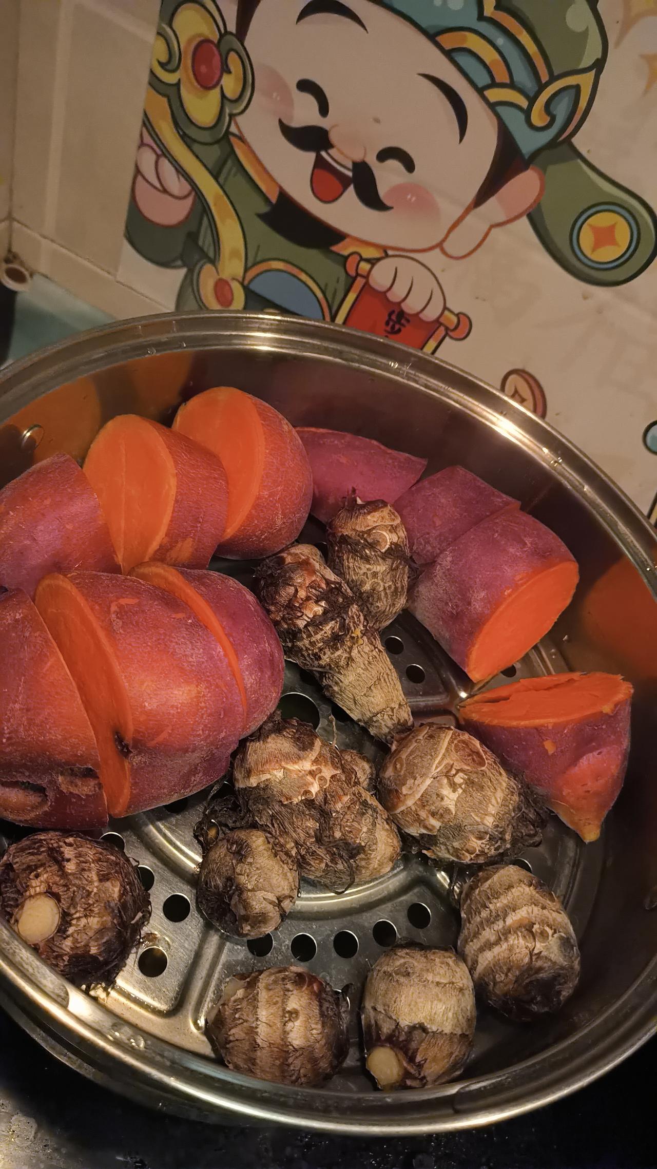 周末从老家带回的地瓜🍠和芋头，滋味堪称一绝。周末回了趟老家，爸爸问我回烟台