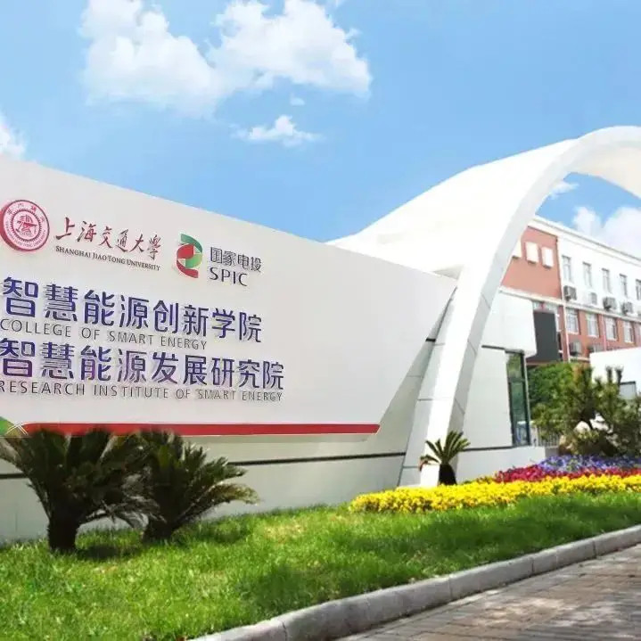 有网友说：现在全网热议集中在樊同学身上，她未经中考推荐进入上海交通大学附属中学闵