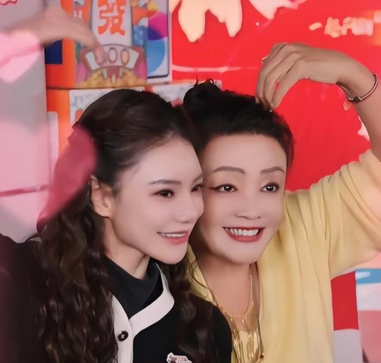 张兰这波操作属实有点东西，一开始大伙儿还以为婆媳关系要崩，结果人家转头就用实际行