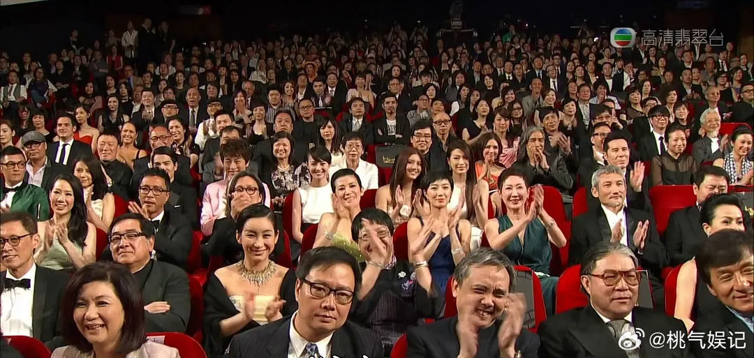 爽子当年在港圈待遇比杨幂还好爽子坐在陈可辛夫妇后面，杨幂坐在余文乐旁边