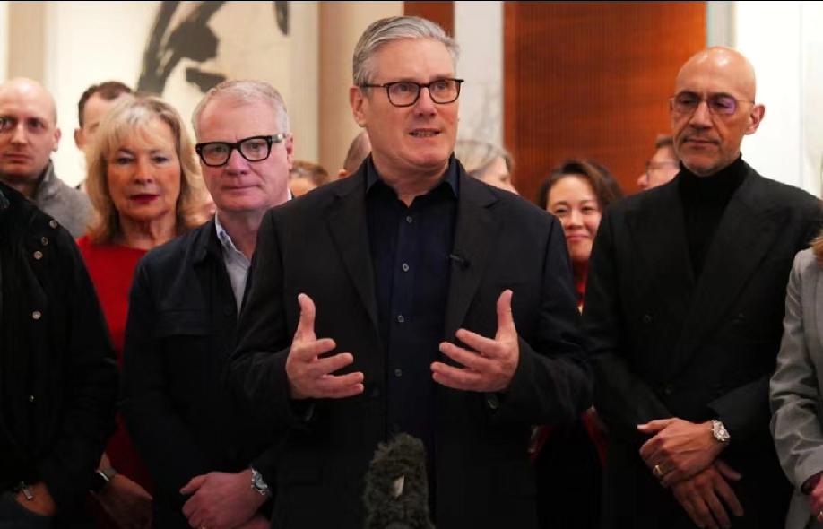 1月29日，《纽约时报》报道:“在英美关系愈发不稳定之际，斯塔默率团访问北京、上