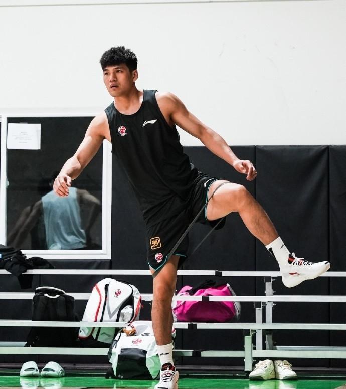 状元对决，CBA状元陈国豪大战NBA状元文班亚马不落下风！在今天马刺与广州队的