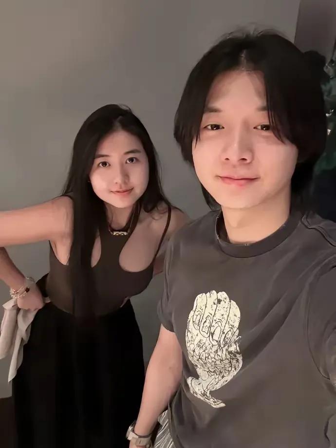 这是霍尊同父异母的妹妹。也就是说是歌手火风和现在妻子所生的女儿，小姑娘多才多艺