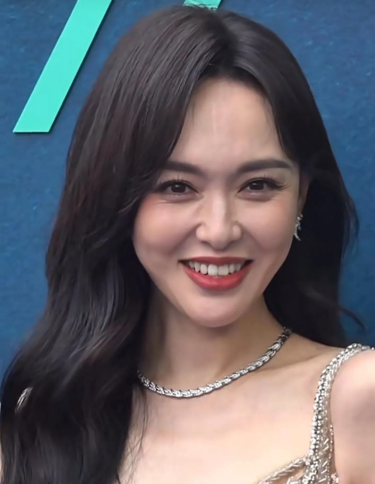 42岁唐嫣的少女感真的藏不住！✨笑起来眉眼弯弯，眼神里满是甜蜜纯粹，就算有细纹