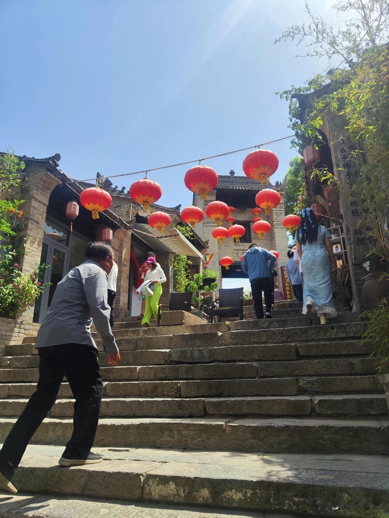 咸阳袁家村这个五一赢麻了，预估停车场停车费一天营业额达10万+这个五一，位于咸