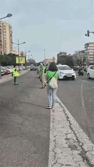我看还有谁敢在马路上乱走