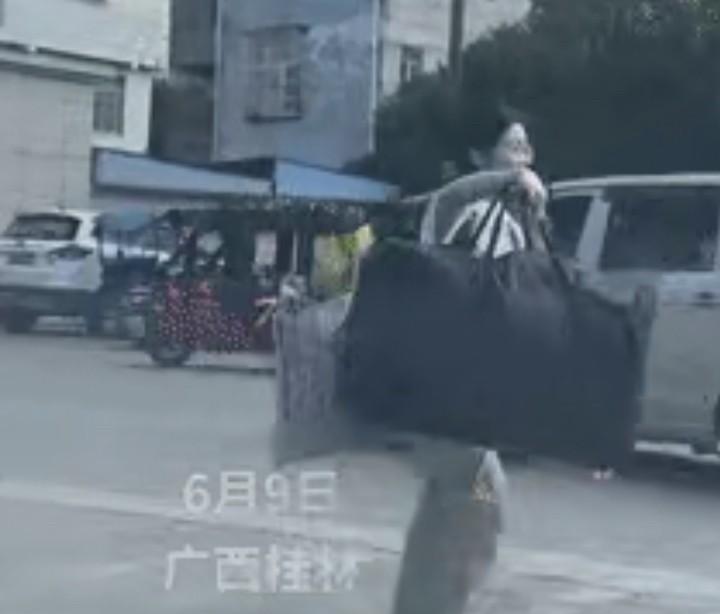 广西“高考扁担女孩”后续，记者电话询问女孩的高考成绩，班主任没有明说，但网