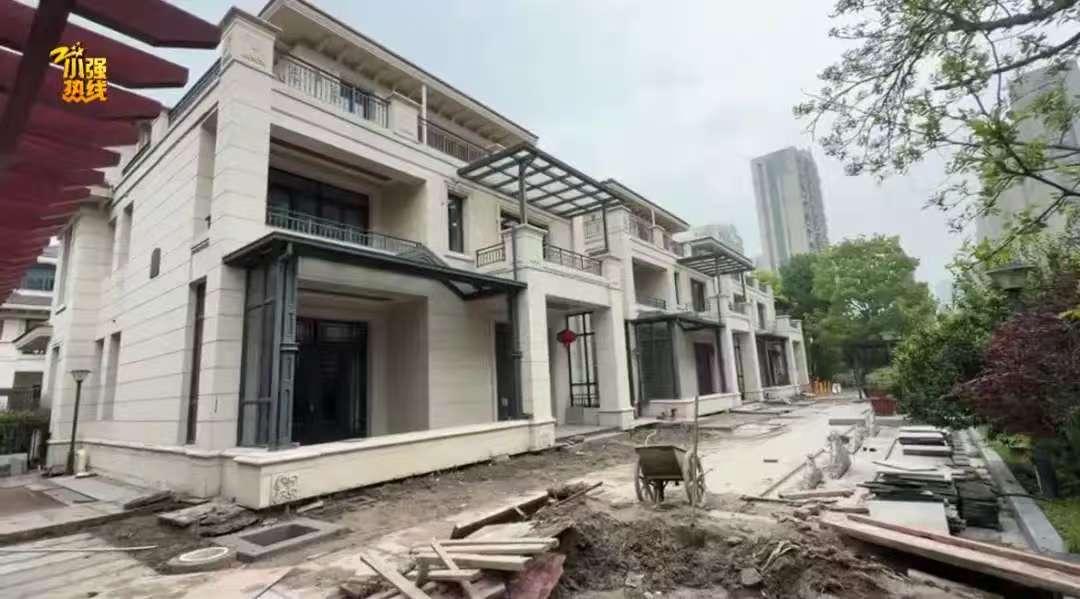 浙江杭州，女子花6000多万买了三栋排层别墅，又豪掷4000万豪华装修，三代人住