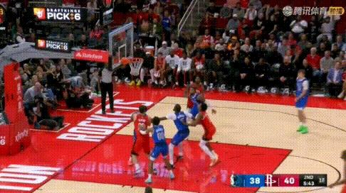 战神下凡？阿门单节连抢3前板、3暴扣+神级进球。图1：自罚自抢自空接；图2：伊