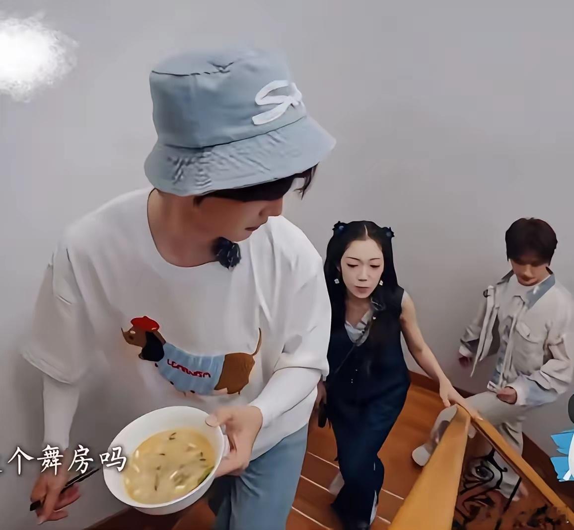 陆虎在河南的老家房子估计是近300平的复式楼房，不仅有妹妹专门跳舞的地方，陆虎还