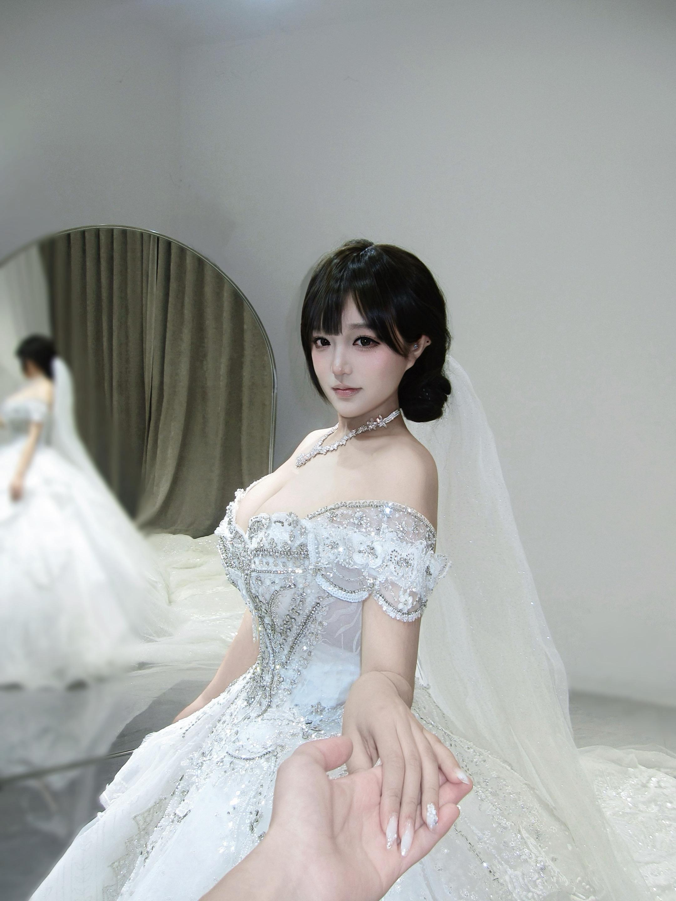 我就说我穿婚纱会很漂亮吧。