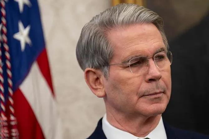 在达沃斯，欧洲很狼狈，几乎是个人都过来朝欧洲吐口水。美国总统老特批评欧洲未能为其