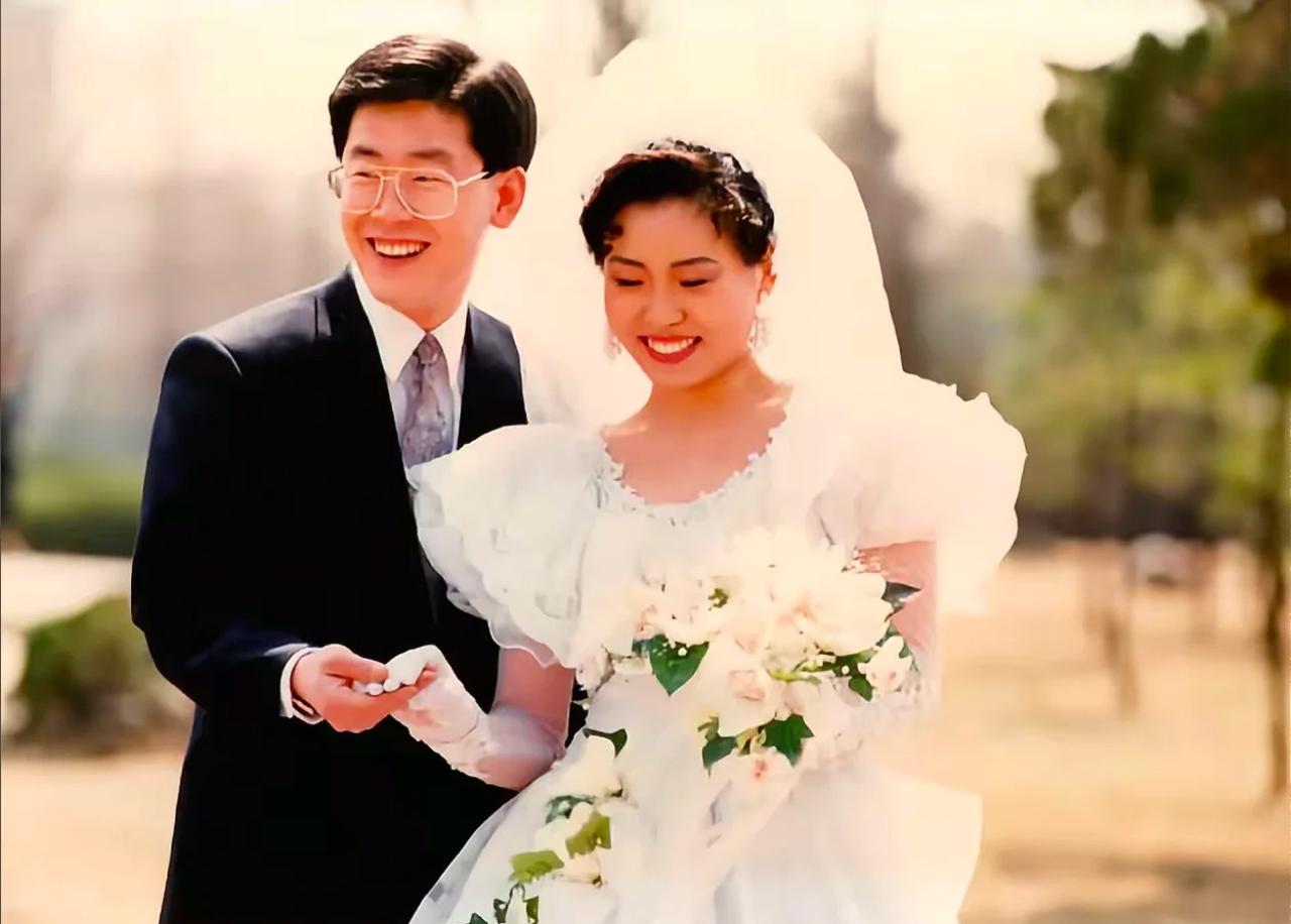 看多了尹锡悦的妻子金建希，再看李在明的夫人金惠景有一种眼前一亮的感觉。倒不是
