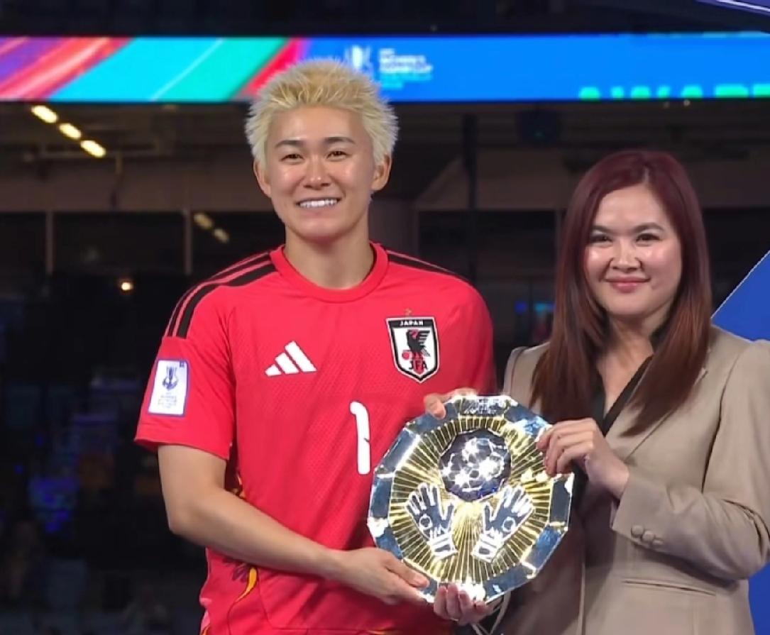 日本女足2个黄毛，太像男人了，特别守门员，这大体格子，这长相，超短发爆炸头，如果