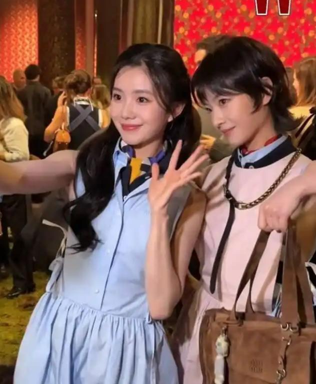 巴黎的空气里飘着时装周特有的那种兴奋和焦灼。MiuMiu的春季大秀在耶纳宫的柱