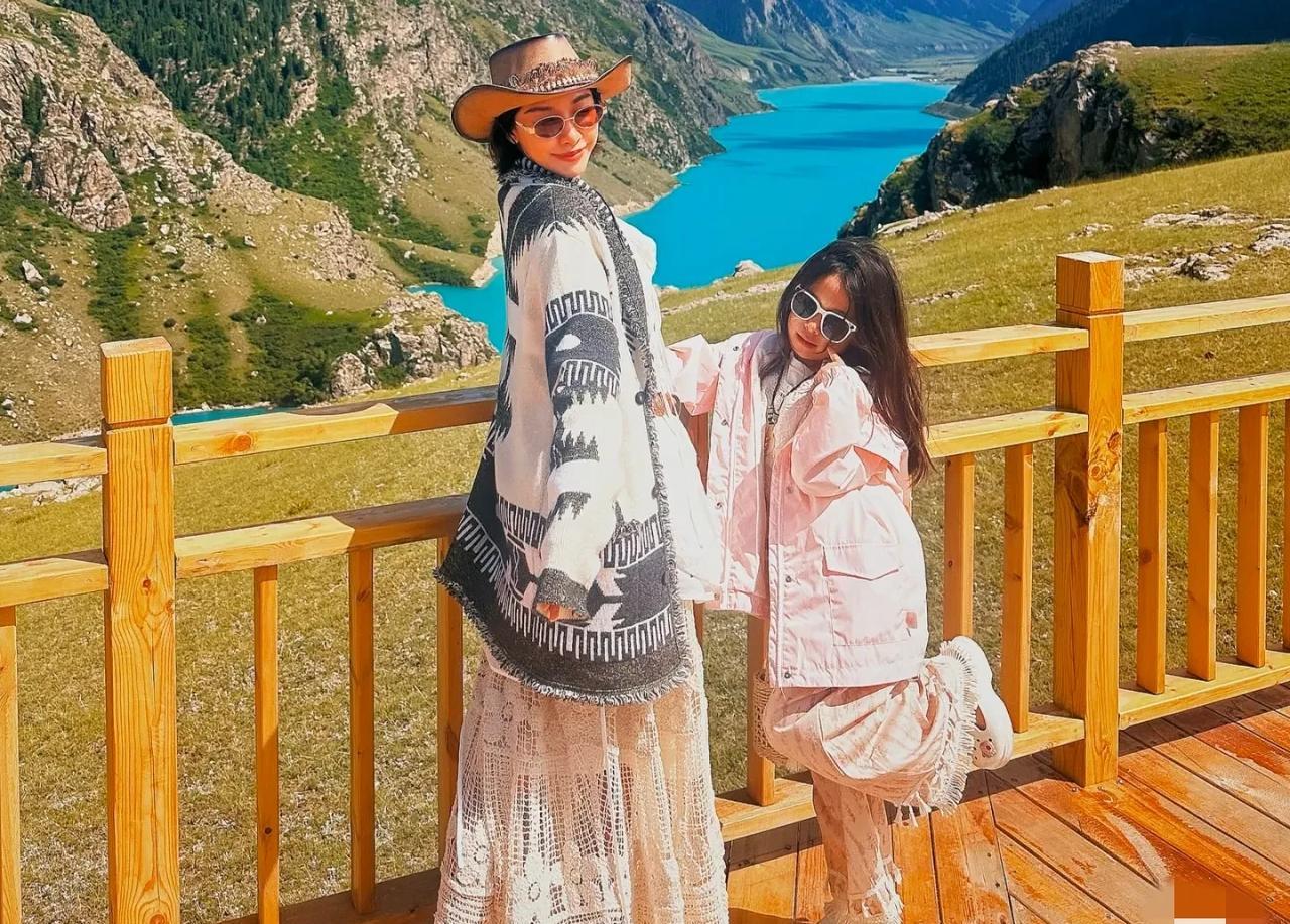 赌王三太前儿媳妇齐娇带女儿去新疆旅游，小姑娘长得是真好看！她长得特别像她亲姑姑何