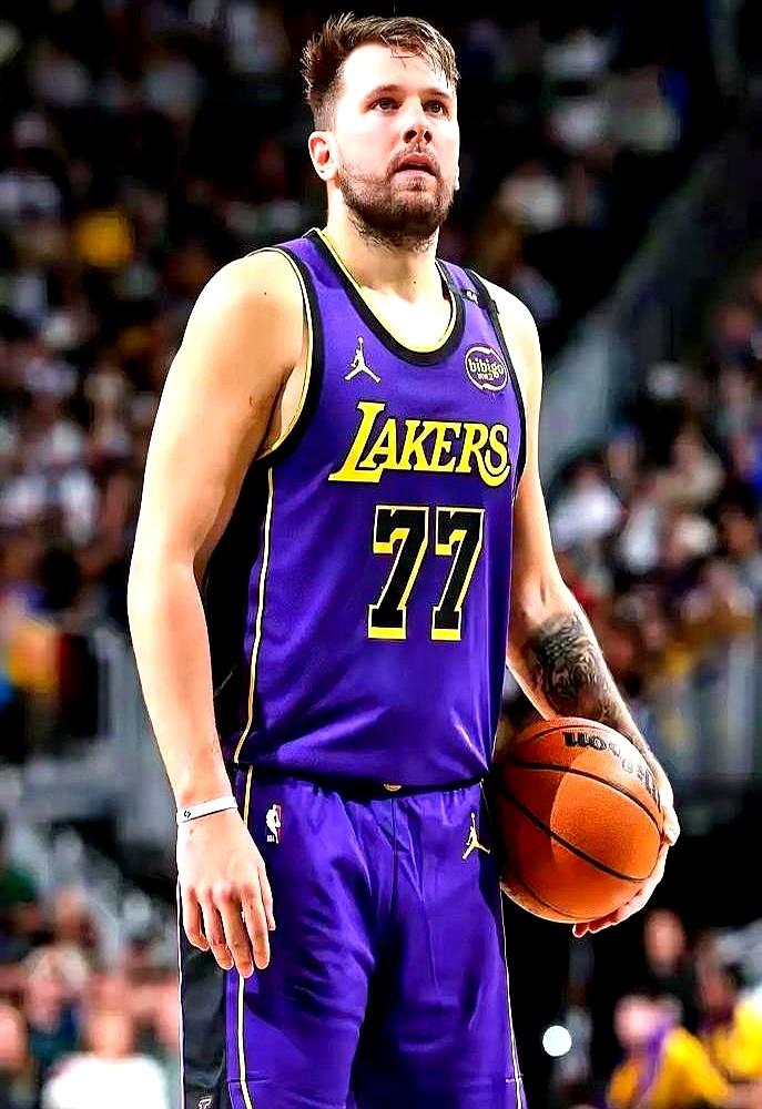 夜店把哈登球衣挂天花板，因为一晚砸100万。这钱够普通人干十年，人家眼皮不眨。