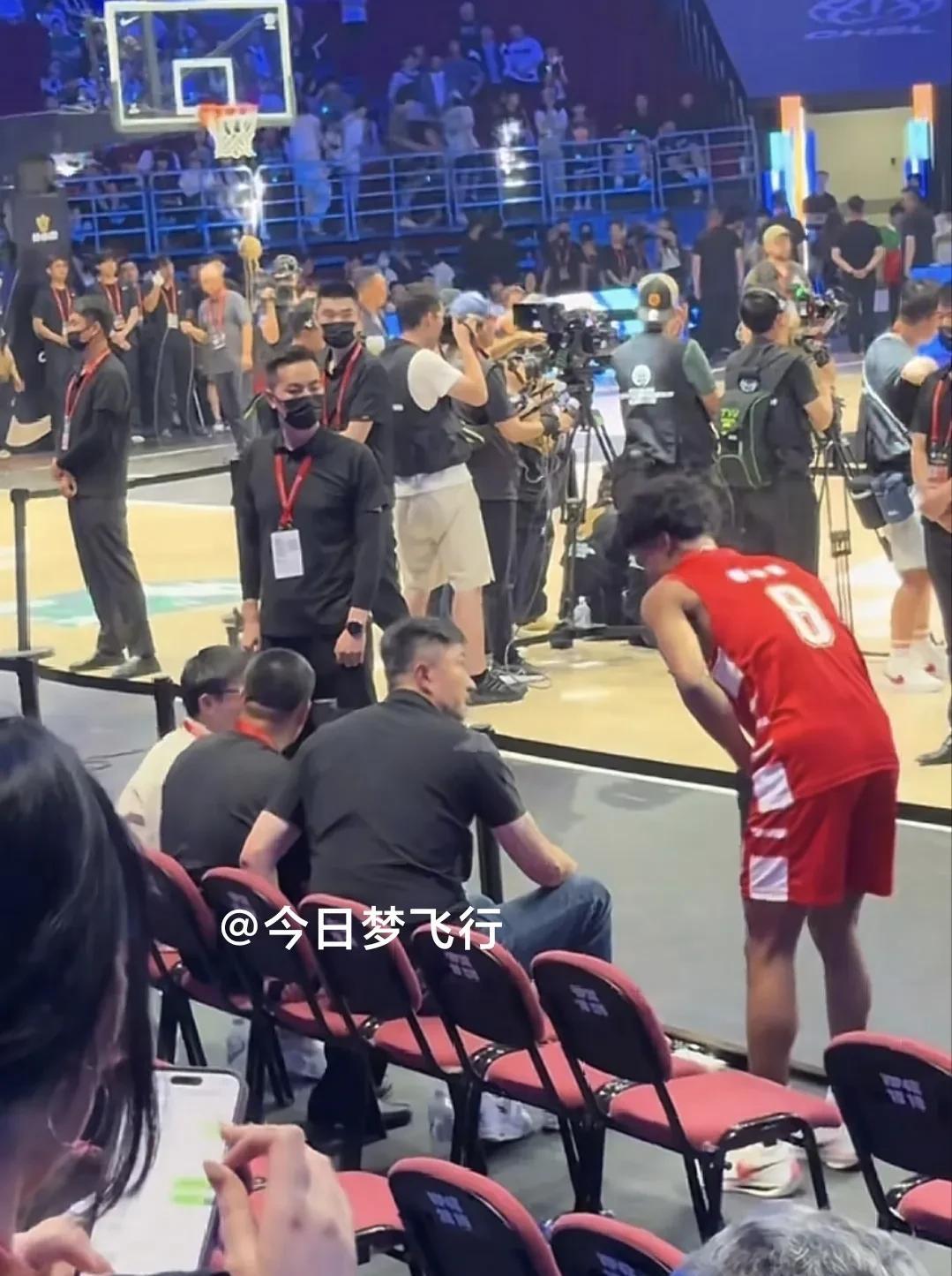 广东队小将彰华非主动向杜锋问好！彰华非代表东莞光明中学队出战耐高联赛，并帮助球
