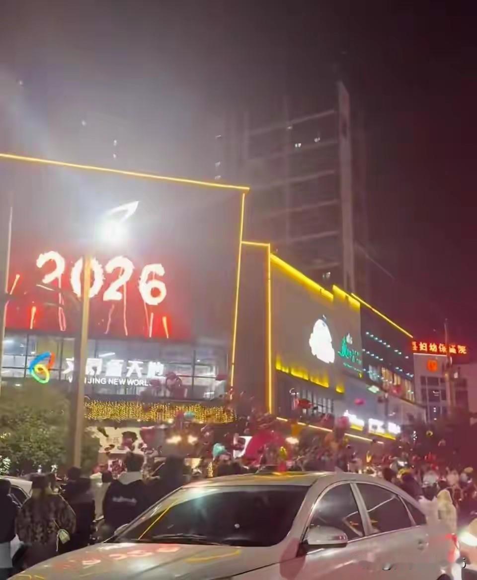 陕西汉阴跨年夜放飞气球接触电线后发生燃爆，周边商场、医院瞬间停电，当地电力部门：